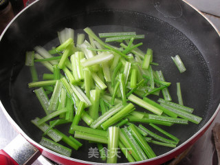 凉拌海米芹菜的做法步骤：2