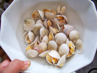 心蓝手制私房菜【有海水味的蛤蜊烩银丝】——原始的纯真的做法步骤：4