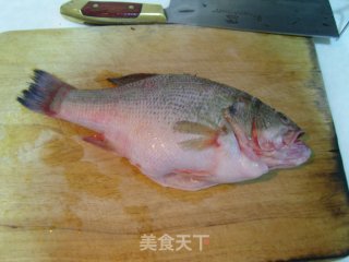 清蒸鲈鱼的做法步骤：1