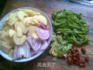 洋葱土豆片炒肉片的做法步骤：2