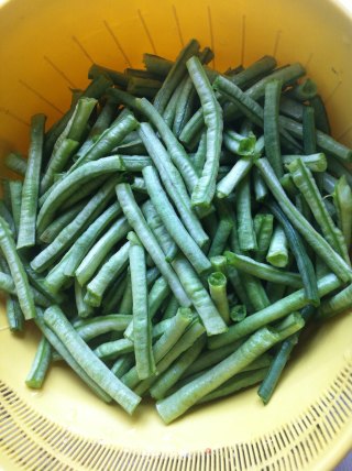 干烤长豇豆的做法步骤：1