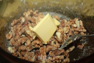 轻松几步制作--美味焦糖核桃的做法步骤：3