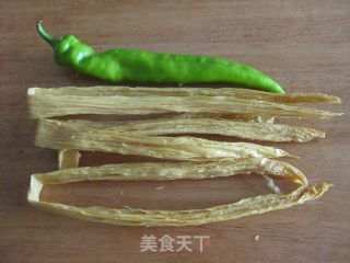 尖椒炒腐竹的做法步骤：1