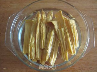 尖椒炒腐竹的做法步骤：2
