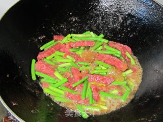 蒜薹炒牛肉的做法步骤：7