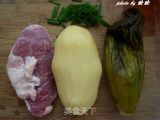酸菜烧土豆的做法步骤：1