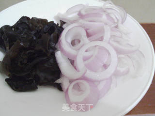 洋葱拌木耳的做法步骤：2
