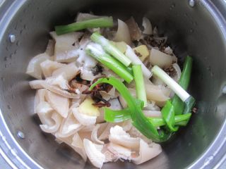 尖椒肉皮的做法步骤：2