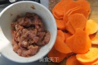 胡萝卜炒肉的做法步骤：2