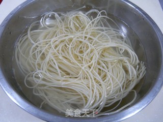 看韩剧学做韩式料理——韩式冷面的做法步骤：1