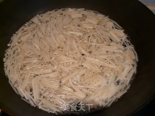 鱼香金针菇的做法步骤：1
