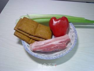 家常小炒----五花肉炒香干的做法步骤：1