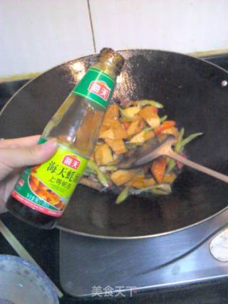家常小炒----五花肉炒香干的做法步骤：9