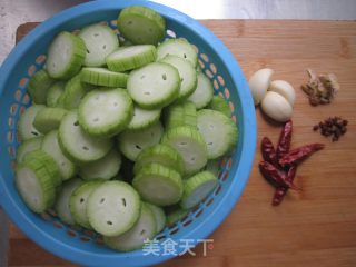 蒜茸丝瓜的做法步骤：1