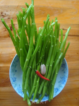 空心菜梗的另类吃法~素炒空心菜梗，酸酸甜甜好味道的做法步骤：1