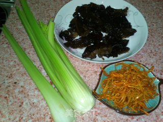 清清淡淡------虫草花清炒西芹木耳的做法步骤：1