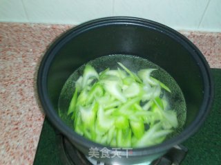 清清淡淡------虫草花清炒西芹木耳的做法步骤：2