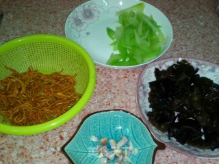 清清淡淡------虫草花清炒西芹木耳的做法步骤：4