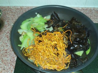 清清淡淡------虫草花清炒西芹木耳的做法步骤：5