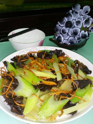 清清淡淡------虫草花清炒西芹木耳的做法步骤：9