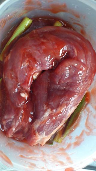 蜜汁叉烧肉的做法步骤：2