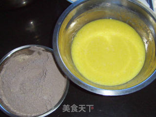 巧克力白芝麻蛋糕——电饭锅做的做法步骤：4
