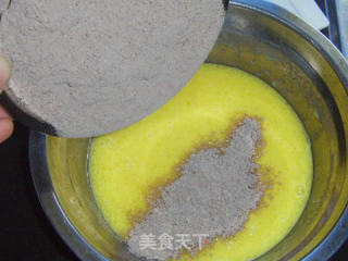 巧克力白芝麻蛋糕——电饭锅做的做法步骤：5