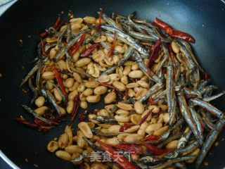 啤酒伴侣“麻辣小鱼干花生”的做法步骤：10