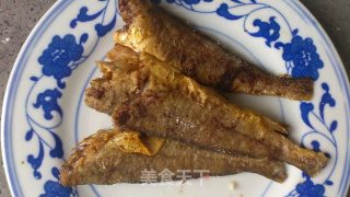 油炸小黄鱼的做法步骤：1