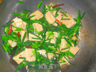 韭菜花闷臭豆腐的做法步骤：5