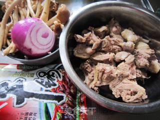 干锅鸭腿茶树菇的做法步骤：1