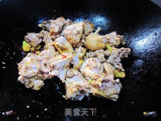 干锅鸭腿茶树菇的做法步骤：3
