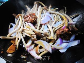 干锅鸭腿茶树菇的做法步骤：5