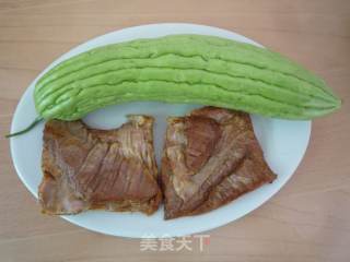 苦瓜炒肉脯的做法步骤：2