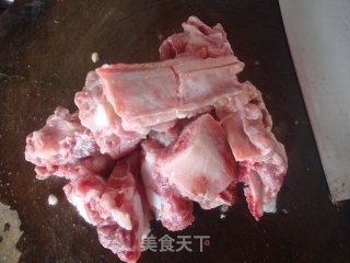 夏日滋补汤——清甜美味的排骨玉米萝卜汤的做法步骤：1