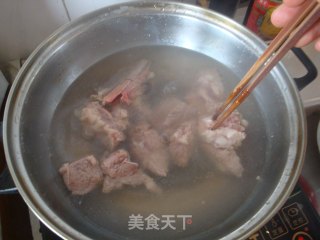 夏日滋补汤——清甜美味的排骨玉米萝卜汤的做法步骤：3