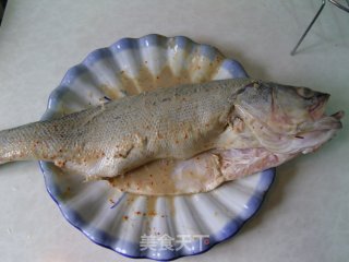 辣腐乳蒸海鲈鱼的做法步骤：2