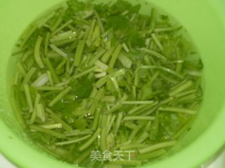 芹菜炒萝卜丝的做法步骤：1