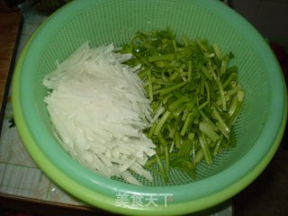 芹菜炒萝卜丝的做法步骤：2