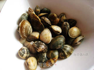 蛤蜊蒸蛋----三个鸡蛋搞定简简单单的奢华菜的做法步骤：2