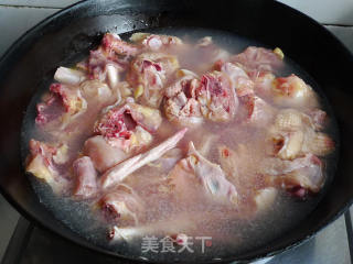 茶树菇炒仔鸡的做法步骤：2