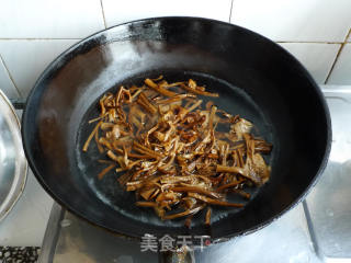 茶树菇炒仔鸡的做法步骤：4