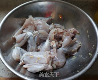干锅牛蛙的做法步骤：1