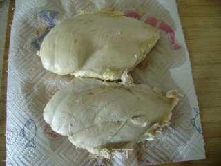 香酥嫩炸鸡片--附送鸡胸的处理方法的做法步骤：2