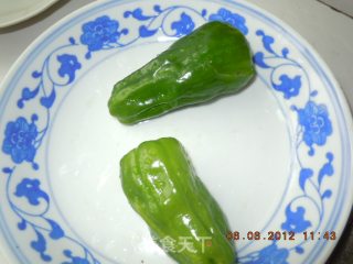 非常简单好吃好看的青椒茄子的做法步骤：1