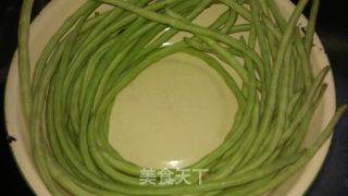 茄味豇豆的做法步骤：1