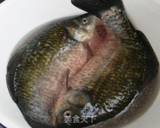鲫鱼萝卜汤的做法步骤：1
