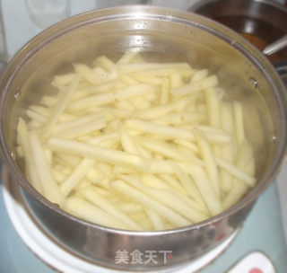 自制薯条的做法步骤：2