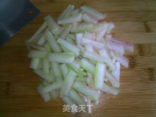 夏日消暑清凉可口——凉拌西瓜皮的做法步骤：1