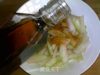 夏日消暑清凉可口——凉拌西瓜皮的做法步骤：3